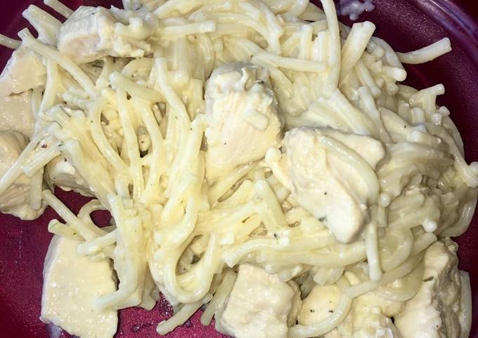 Espagueti con pollo en salsa blanca Receta de Evelin ArceV 🌴- Cookpad