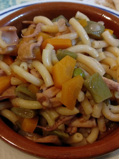 Una foto de Choupa (pota) con fideos