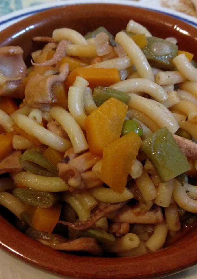 Una foto de Choupa (pota) con fideos