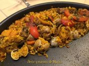 Una foto de arroz con gambas y chirlas
