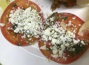 Una foto de Tomates al Pesto y queso feta