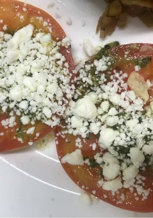 Una foto de Tomates al Pesto y queso feta