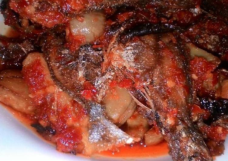 Bagaimana Membuat Ikan selar jejeng balado yang Enak Banget