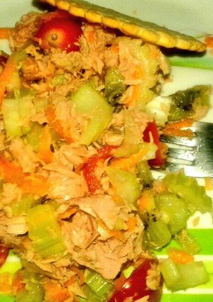 Una foto de Ensalada de atún y kiwi