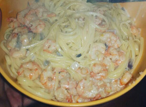 Una foto de Spaghetti con camarones chicos pelados