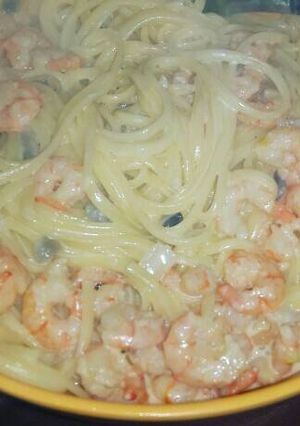 Una foto de Spaghetti con camarones chicos pelados