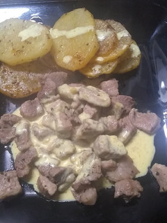 Una foto de Cerdo con papas y salsa de mostaza 🤤