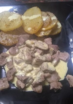 Una foto de Cerdo con papas y salsa de mostaza 🤤