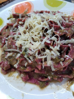Una foto de Fideos de remolacha con salsa de puerro y verdeo