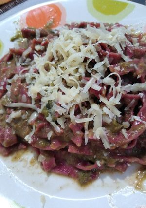 Una foto de Fideos de remolacha con salsa de puerro y verdeo