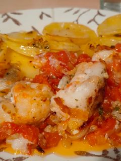 Una foto de Tacos de bacalao con tomate natural