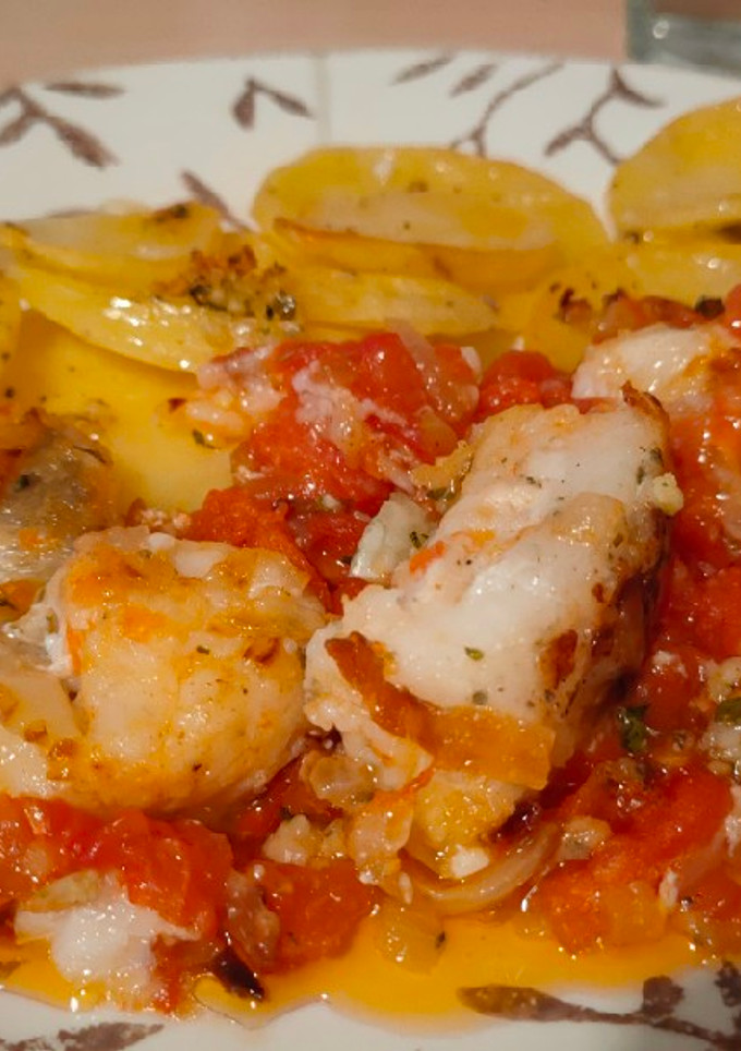 Una foto de Tacos de bacalao con tomate natural