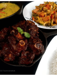 A picture of Pyaz Bhuna Kala Mutton Curry.