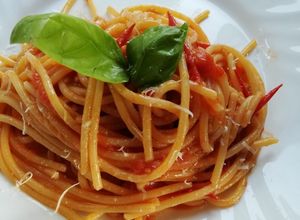 Foto di Spaghetti risottati pomodorini, basilico e cipolla