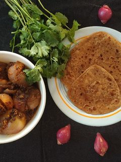 આખી ડુંગળી નું શાક (Akhi Dungli Shak Recipe In Gujarati) રેસીપી મુખ્ય ફોટો