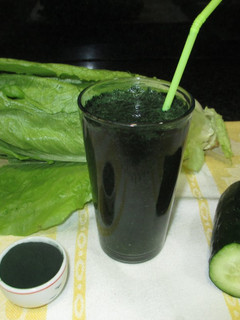 Una foto de Smoothie de lechuga con pepino y alga espirulina antes de ir a dormir