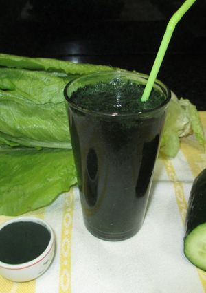 Una foto de Smoothie de lechuga con pepino y alga espirulina antes de ir a dormir