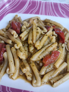 Una foto de Casarecce con almejas, tomate y pesto