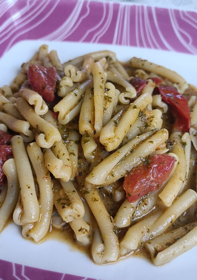 Una foto de Casarecce con almejas, tomate y pesto