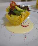 Canastita de queso con ensalada fresca