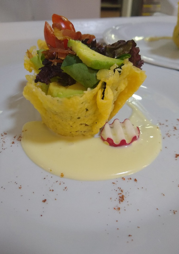 Una foto de Canastita de queso con ensalada fresca