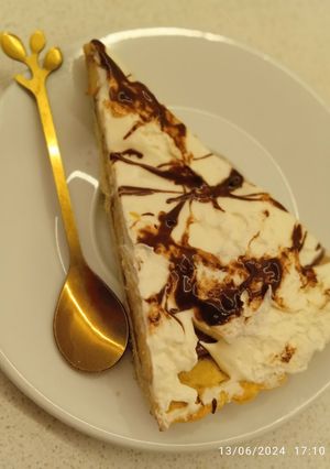 Una foto de Dos tartas con una masa banana split//arándanos..👏🏽