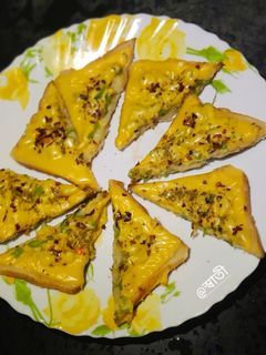 ক্রিস্পি চিলি চীজ টোস্ট (Crispy chilli cheese toast recipe in bengali) রেসিপির প্রধান ছবি