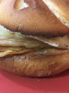 Una foto de Bocata de lomo con queso camembert y manzana