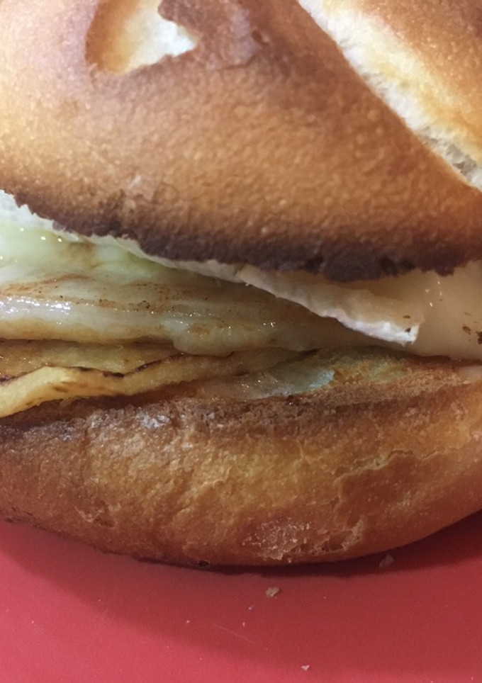 Una foto de Bocata de lomo con queso camembert y manzana