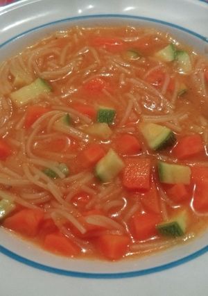 Una foto de Sopita de fideo con verduras