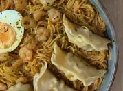 Una foto de ramen mariscos