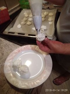 Φωτογραφία της συνταγής Μπεζέδες γεμιστοί με σαντιγί