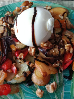 Una foto de Parrillada de verduras con burrata y nueces