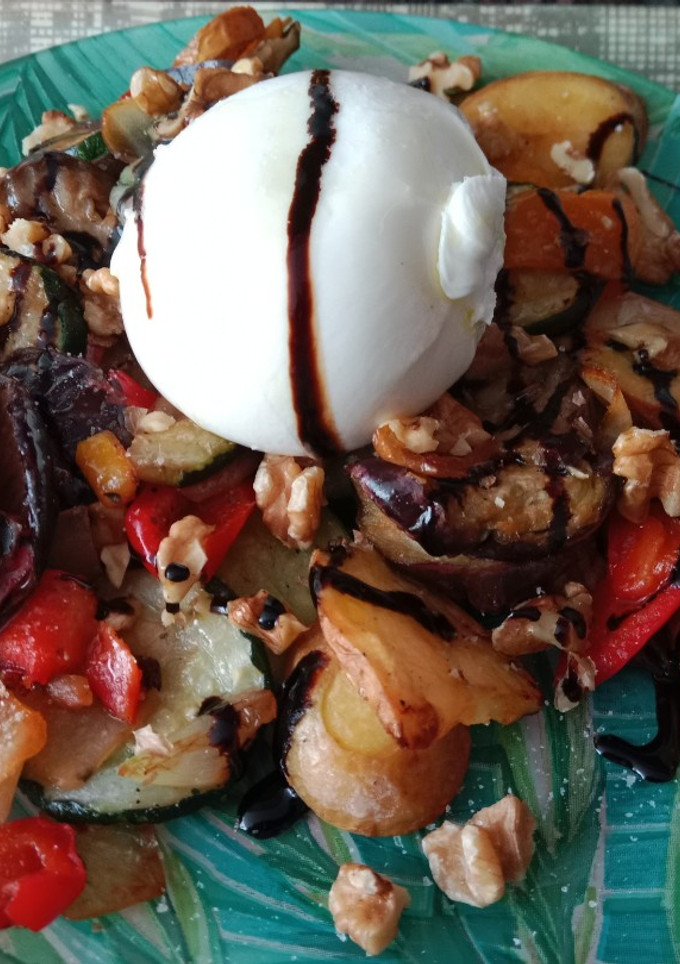 Una foto de Parrillada de verduras con burrata y nueces