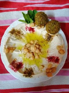 صورة لوصفة الحمّص بالطحينة أو المسبّحة السوريّة 🌸