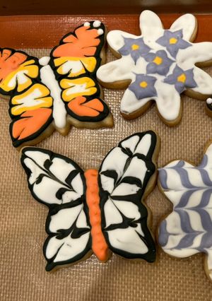 A picture of Royal icing for sugar cookies.