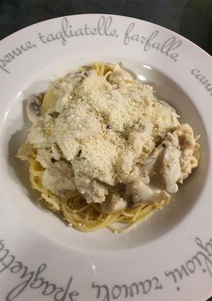 Une photo de Pâtes, poulet crémeux aux champignons et Parmesan