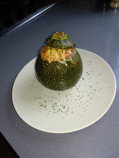 Una foto de Calabacín redondo relleno de carne y verduras