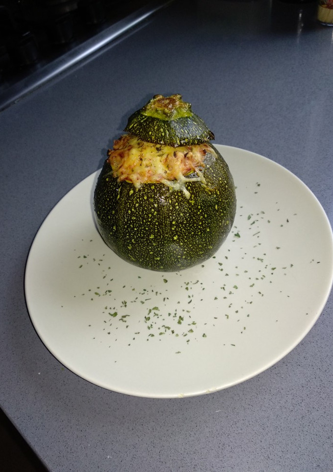 Una foto de Calabacín redondo relleno de carne y verduras