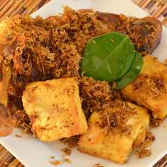 A picture of Ayam Goreng Serundeng.