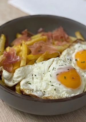 Una foto de Huevos estrellados (o rotos)