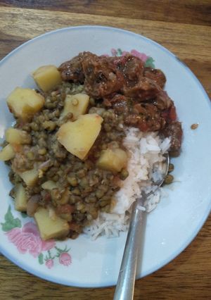 A picture of Stewed green grams with potatoes.