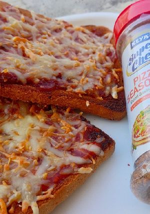 સેઝવાન ટોસ્ટ (Schezwan Toast Recipe In Gujarati) રેસીપી મુખ્ય ફોટો