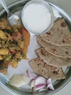 કાઠિયાવાડી ધાબા થાળી રેસીપી મુખ્ય ફોટો