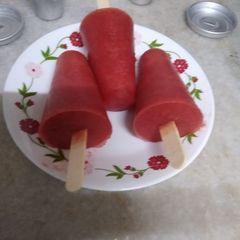A picture of Red Fruity Juicy Popsicles.