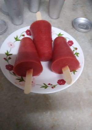 A picture of Red Fruity Juicy Popsicles.