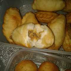 A picture of roti goreng isi tuna.