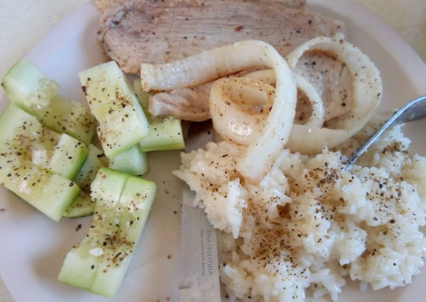 Bistec con arroz y pepinos