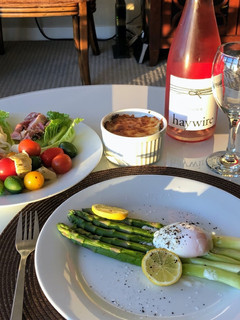 A picture of Asparagus with poached egg.