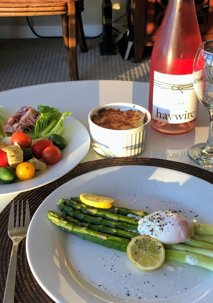 A picture of Asparagus with poached egg.